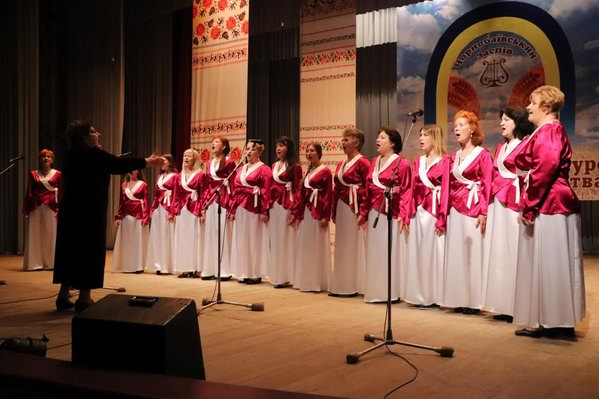 Девушки поют в хоре
