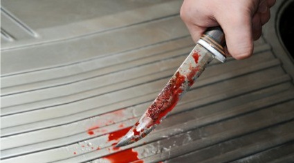 Нож с кровью