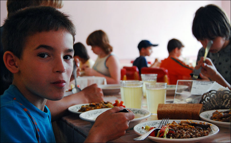 В Новотроицке детей продолжают кормить