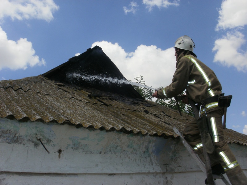 Новость Новотроицкие пожарные тушили горящий дом