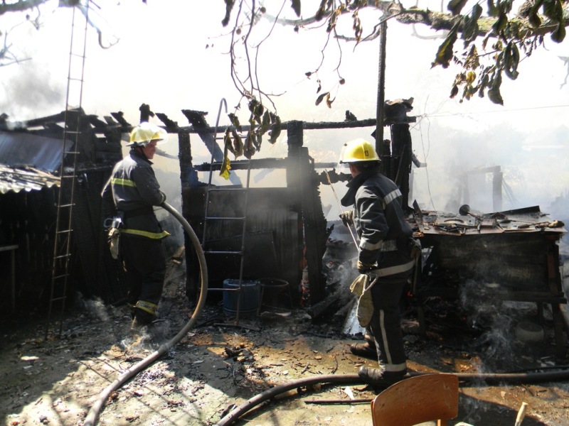 Каховские пожарные не допустили переброски огня на жилой дом