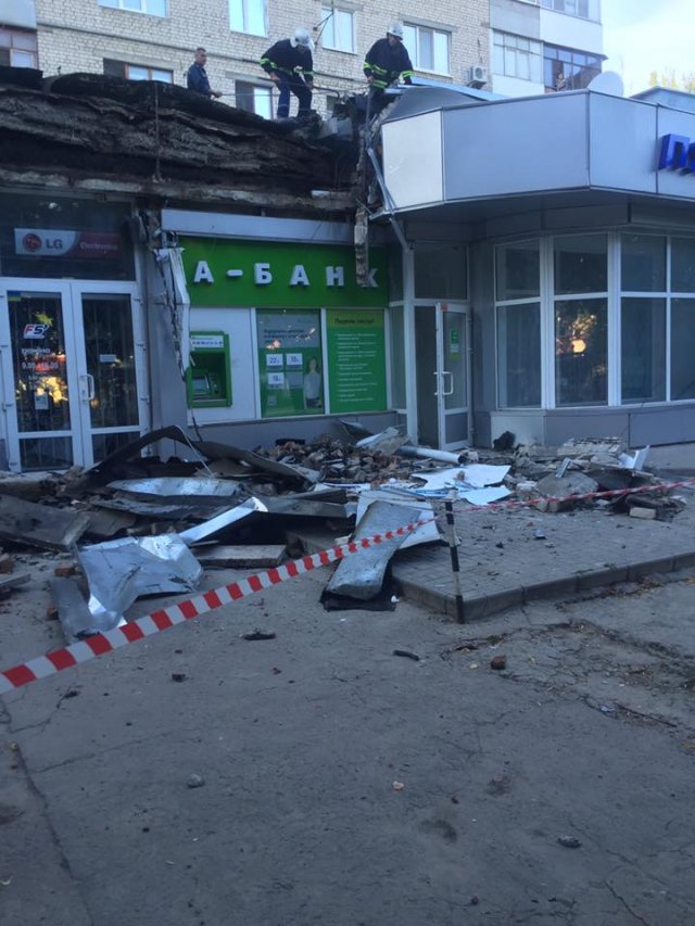 Новость В Херсоне на женщину обрушилась часть фасада магазина