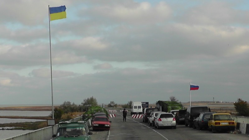 Новость На мосту в Чонгаре около российских оккупантов установили флаг Украины