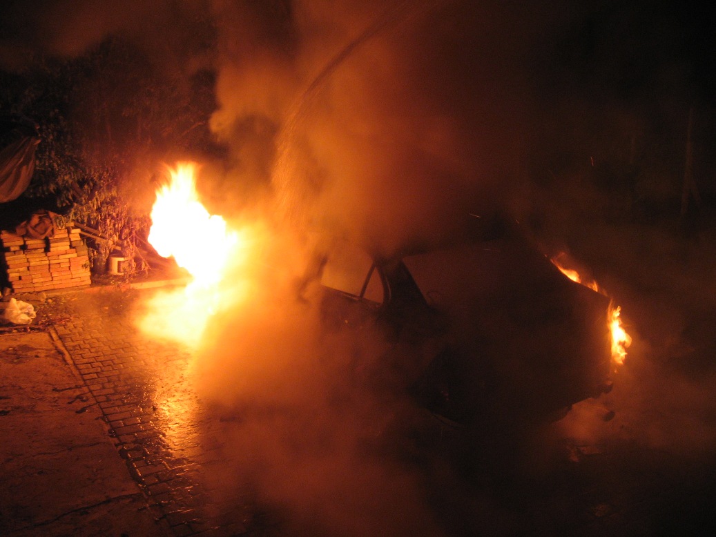 В Белозерском районе ночью подожгли авто