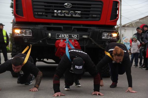 Буксировка пожарной машины на соревнованиях в Геническе