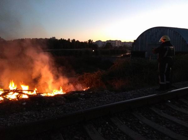 Пожар около железной дороги в Херсоне
