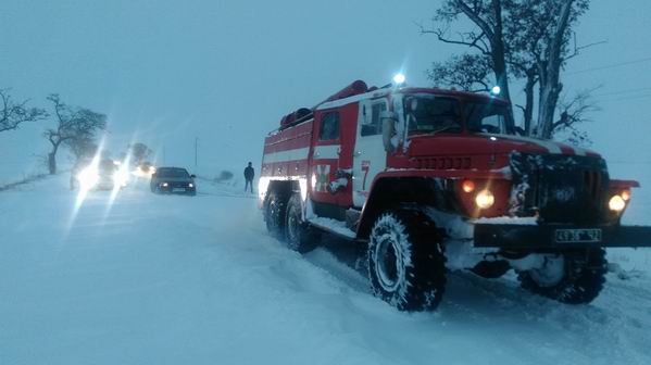 Спасатели вытягивают машины из снежных заносов в Херсонской области