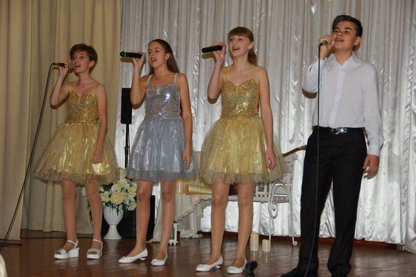 Юные таланты поют на благотворительном концерте в Геническе