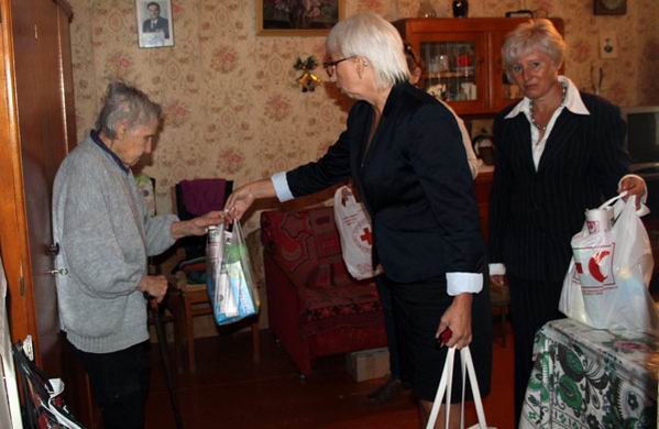 Новокаховская городская организация Красного Креста поздравила пожилых людей