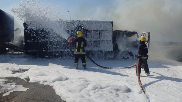 Пожарные потушили горящие автомобили в Херсонской области
