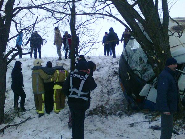 спасатели и полиция пришли на помощь пассажирам маршрутки попавшей в ДТП на Херсонщине