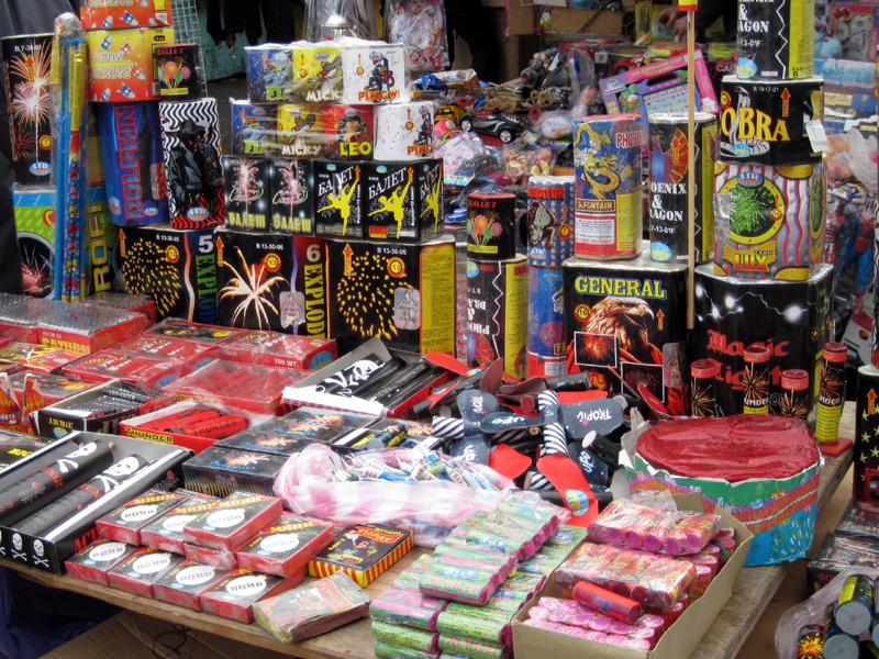 Правоохранители приступают к «очистке» херсонских рынков от стихийной торговли пиротехникой