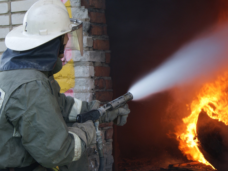 Новость Херсонские пожарные спасали мужчину из огня