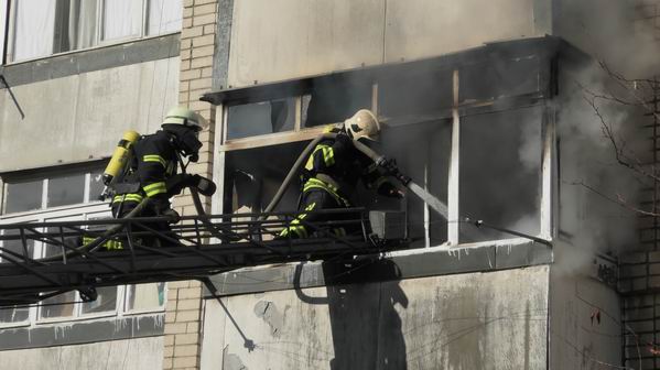 пожарные тушат огонь в многоэтажке Херсон