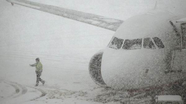 Из-за снега закрыли аэропорт