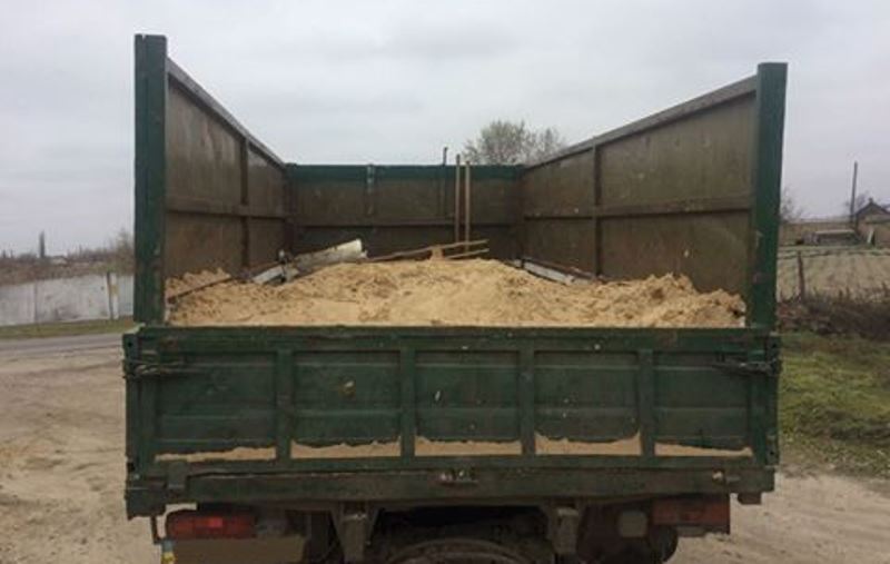 Новость На Херсонщине задержан грузовик, перевозивший 6 тонн песка без документов