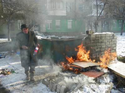 Бездомный хотел согреться «мусорным» костром и устроил пожар