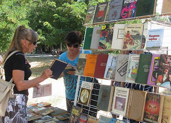 Новость В Геническе открыли уличную библиотеку