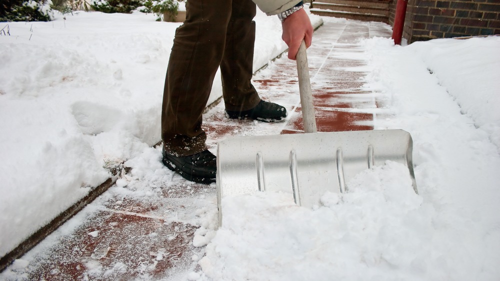 Новость Нацгвардейцы вместе с уборщиками чистят город от снега