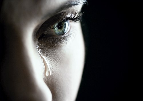 Девушка плачет