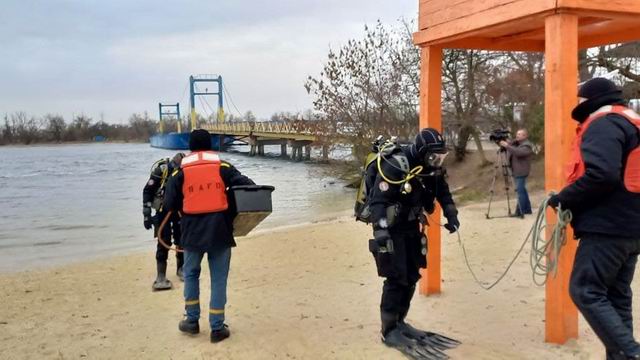 Спасатели МЧС обследуют акваторию