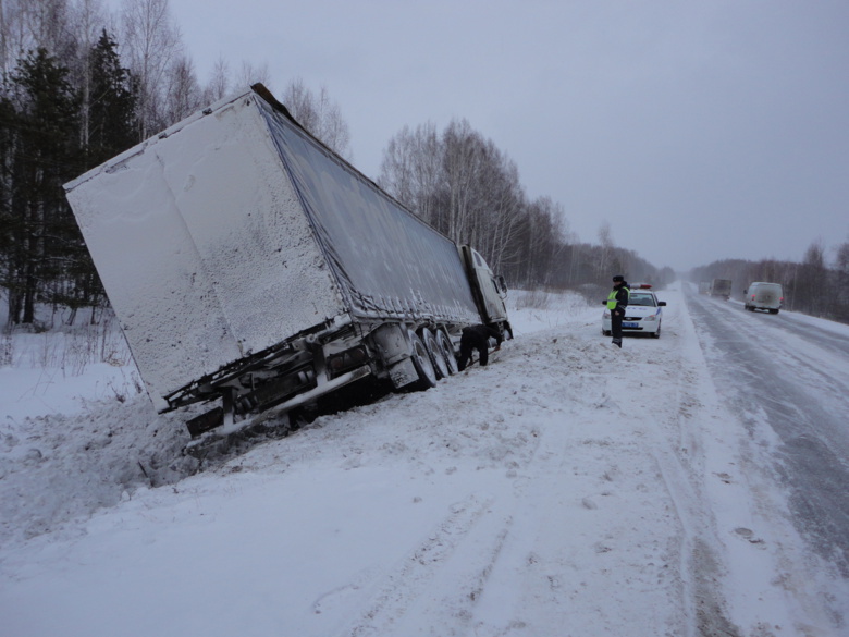 Новость На Херсонщине из-за непогоды 2 грузовика съехали в кювет