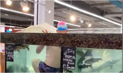Херсонец в супермаркете купается с карпами