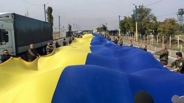 Патриоты развернули огромный флаг Украины на административной границе с Крымом