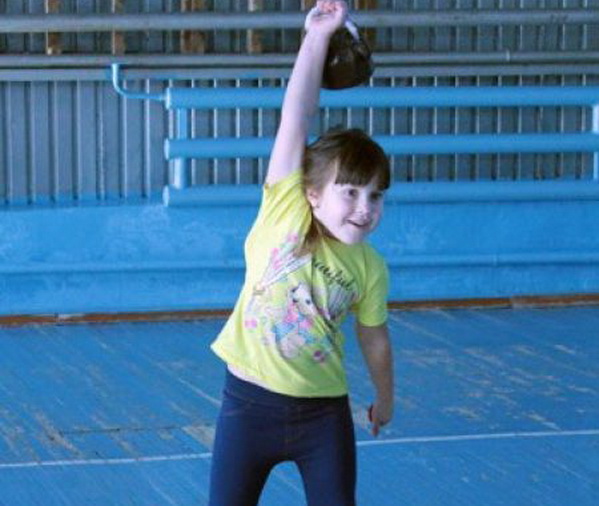 Шестилетняя новокаховчанка участвовала в соревнованиях по гиревому спорту