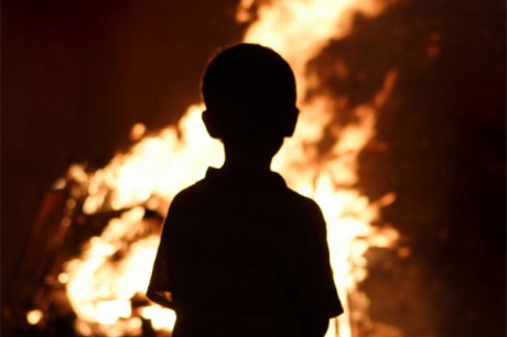 Ребенок упал в огонь
