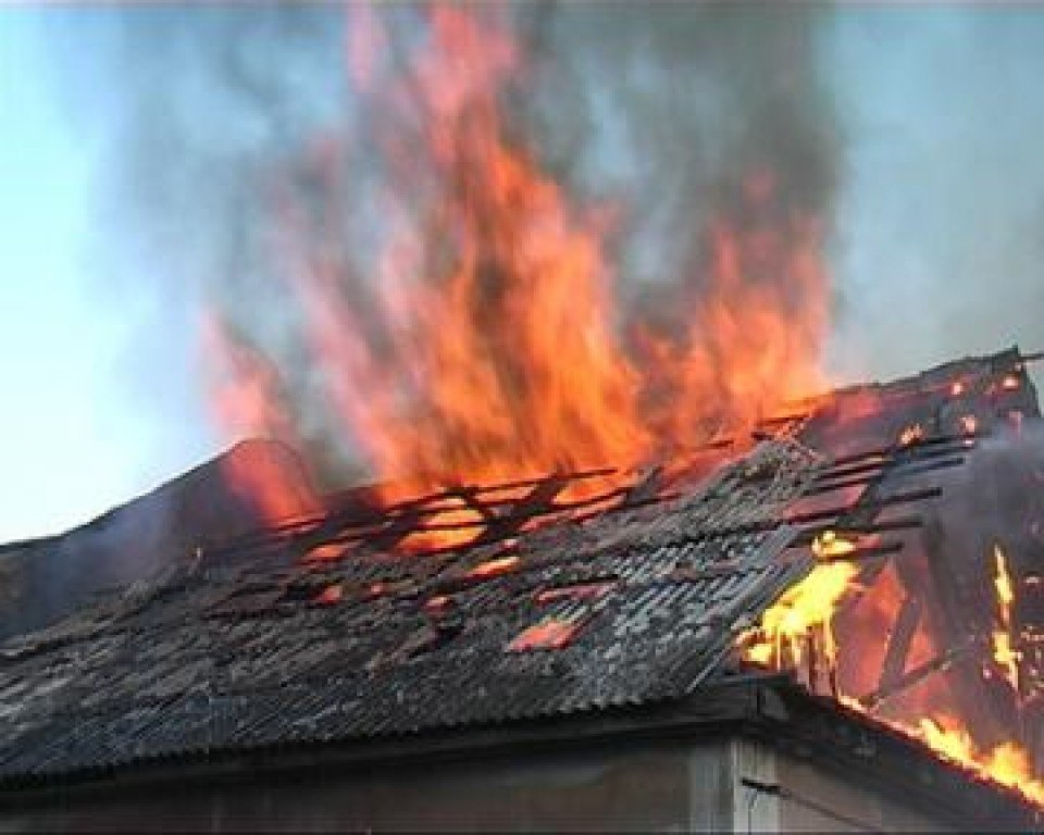 В Бериславском районе сгорела крыша дома