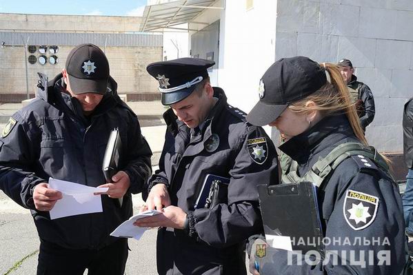 Полиция проверяет груз