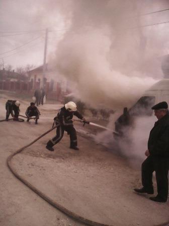 Херсонские пожарные тушили микроавтобус
