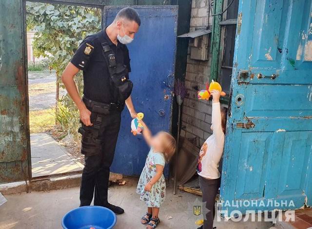 Полицейский дарит игрушки детям