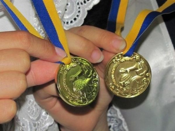 херсонские школьники получили медали