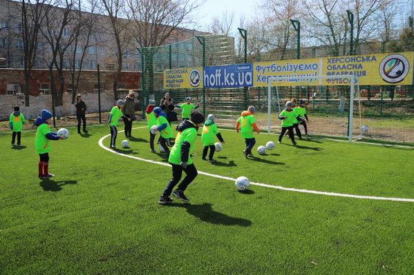 Дети играют в футбол на новой площадке