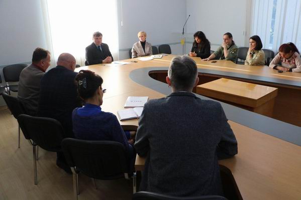 Председатель Херсонской ОГА Ю.Гусев обсуждает с активистами проблемы бездомных в Херсоне