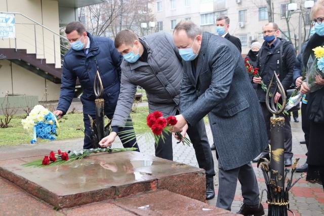 Високопосадовці поклали квіти до монументу