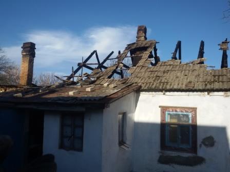 В Бериславском районе горел сарай и крыша дома