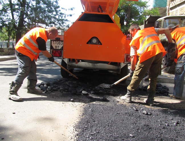Новость В Херсоне освоили новую технику для ремонта дорог