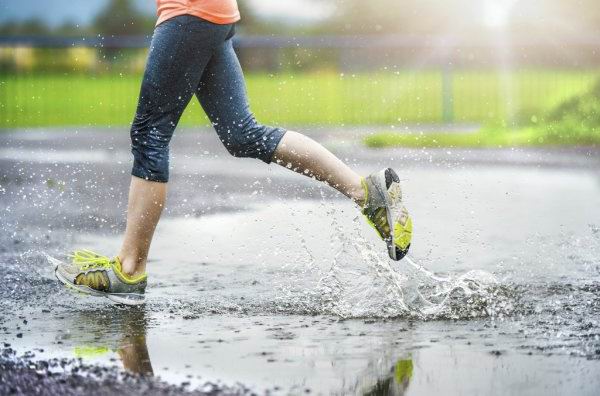 Бег под дождем в Херсоне во время благотворительного пробега