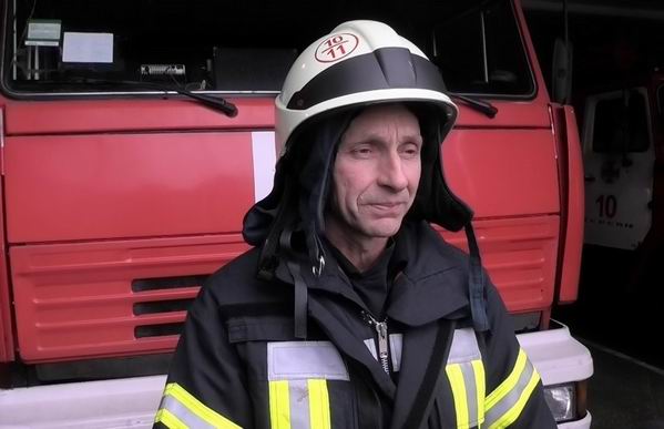 Херсонський рятувальник вряґтував людей з пожежі