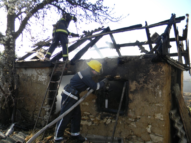 В Каховском районе боролись с огнем в хозяйственной постройке
