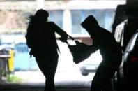 Женщину ограбили в помещении банка