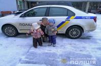 Новость У Херсоні поліцейскі допомогли жінкі з двома маленькими дітьми