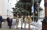 Возле Херсонской ОГА подняли флаг Военно-Морских сил Украины
