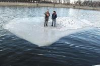 Двух подростков на льдине унесло на середину Днепра