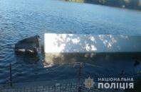 Груженная фура упала в реку в Херсонской области