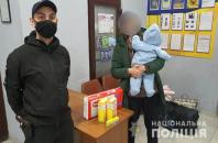 Поліцейські Херсонщини допомогли жінці з немовлям, якій немає де жити
