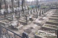 Новость У Херсоні невідомі особи розбили кам'яні плити братської могили воїнам-визволителям